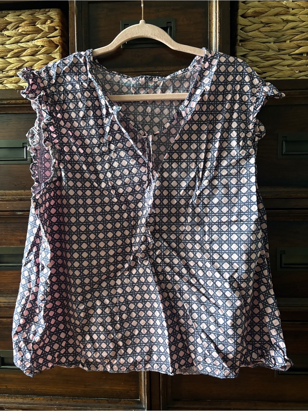 Ruffled V-Neck Geometric Print Sleeveless Blouse — Pink/Navy